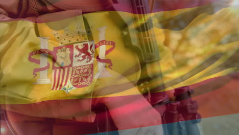 Animation-Der-Spanischen-Flagge,-Die-über-Einem-Kaukasischen-Soldaten-Weht,-Der-Eine-Waffe-Hält-Und-Im-Lager-Läuft