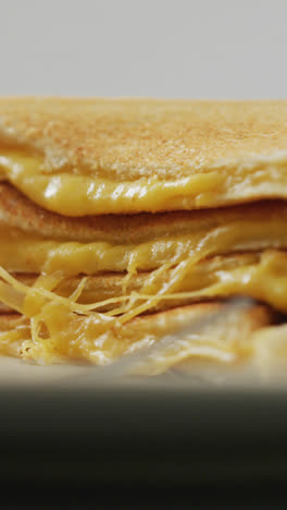 Vídeo-De-Sándwich-De-Pan-Blanco-Con-Queso-Recién-Preparado-Con-Tomates-Y-Tenedor-En-Un-Plato-Blanco