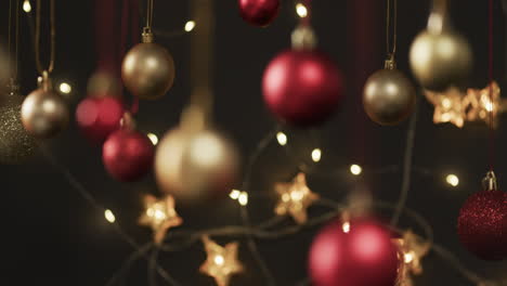 Video-Von-Goldenen-Und-Roten-Weihnachtskugeln-Mit-Platz-Für-Kopien-Auf-Schwarzem-Hintergrund