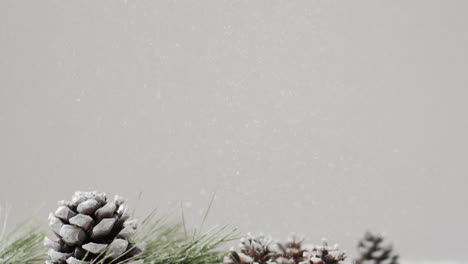 Video-Von-Weihnachtsdekorationen-Mit-Kopierraum-Auf-Schnee-Und-Weißem-Hintergrund
