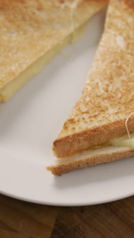 Video-Von-Frisch-Zubereitetem-Käse-Weißbrot-Sandwich-Auf-Weißem-Teller
