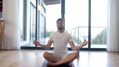 Hombre-Birracial-Haciendo-Yoga-Y-Meditando-En-Casa,-Cámara-Lenta