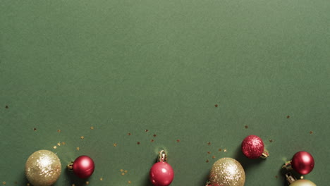 Video-Von-Weihnachtsschmuck-Mit-Kugeln-Und-Platz-Zum-Kopieren-Auf-Grünem-Hintergrund