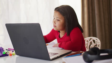 Video-Eines-Glücklichen-Asiatischen-Mädchens-Beim-Online-Unterricht