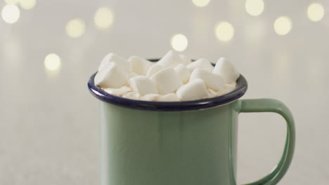Video-Einer-Tasse-Heißer-Schokolade-Mit-Marshmallows-Auf-Grauem-Hintergrund