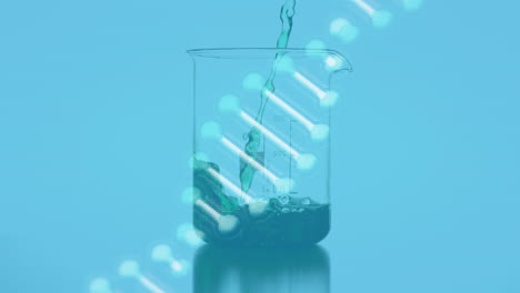 Animation-Eines-DNA-Strangs,-Der-über-Einem-Laborbecher-Mit-Flüssigkeit-Auf-Blauem-Hintergrund-Rotiert