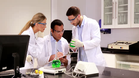Jóvenes-Científicos-Trabajando-Juntos-En-El-Laboratorio
