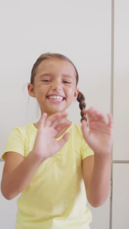 Video-Von-Glücklichen,-Vielfältigen-Mädchen,-Die-Auf-Dem-Schulkorridor-In-Die-Kamera-Winken