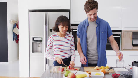 Vídeo-De-Una-Pareja-Feliz-Y-Diversa-Preparando-Comida-Juntos-En-La-Cocina