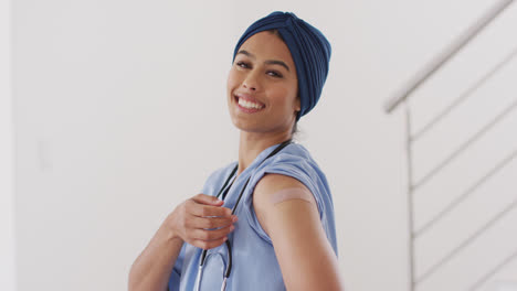 Video-De-Una-Mujer-Birracial-Feliz-Con-Hijab-Mostrando-Yeso-Después-De-La-Vacunación
