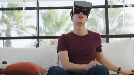 Asiatischer-Männlicher-Teenager-Verwendet-VR-Headset-Und-Spielt-Videospiele-Im-Wohnzimmer