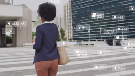 Animation-Der-Datenverarbeitung-In-Sozialen-Medien-über-Eine-Afroamerikanische-Frau,-Die-In-Der-Stadt-Ein-Smartphone-Benutzt