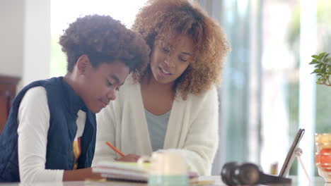 Afroamerikanische-Mutter-Hilft-Ihrem-Sohn-Bei-Den-Hausaufgaben,-Zeitlupe