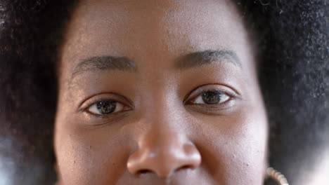 Augenporträt-Einer-Afroamerikanischen-Casual-Geschäftsfrau-Mit-Afro-Im-Büro,-Zeitlupe