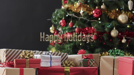 Frohe-Weihnachten-Text-über-Hand-Des-Weihnachtsmannes-Mit-Kleinem-Geschenk-Auf-Rotem-Hintergrund
