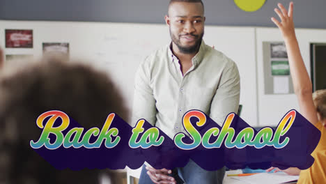 Animation-Des-Textes-„Zurück-Zur-Schule“-über-Glücklichen-Afroamerikanischen-Lehrer-Und-Schulkinder-In-Der-Schule
