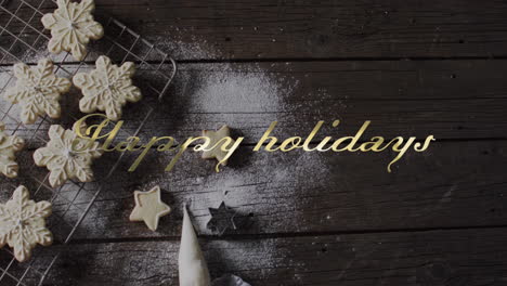 Frohe-Feiertage-Text-Gewinnen-Gold-über-Schneeflocke-Weihnachtsplätzchen-Auf-Dunklem-Holz