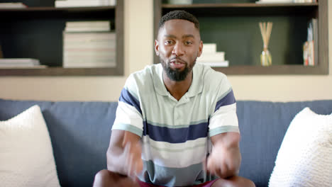 Retrato-De-Un-Hombre-Afroamericano-Feliz-Teniendo-Videollamada,-En-Cámara-Lenta