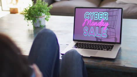Knie-Einer-Frau-Am-Tisch-Mit-Laptop,-Online-Shopping-Am-Cyber-Monday,-Zeitlupe