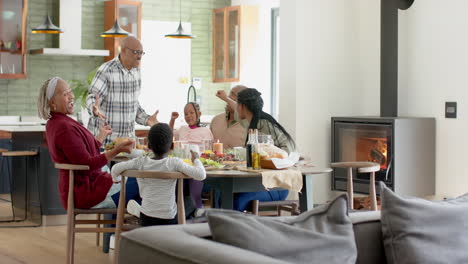 Afroamerikanische-Eltern,-Kinder-Und-Großeltern-Feiern-Beim-Thanksgiving-Dinner,-Zeitlupe