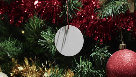 Video-Eines-Weihnachtsbaums-Mit-Dekorationen-Und-Etikett-Mit-Kopierplatz