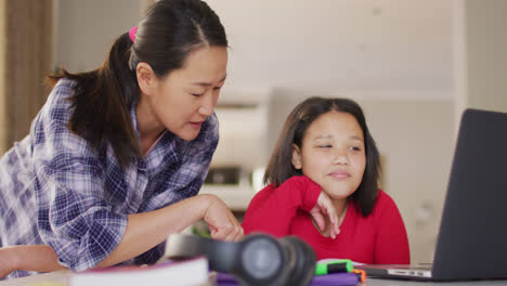 Video-Einer-Glücklichen-Asiatischen-Mutter-Und-Tochter,-Die-Gemeinsam-Hausaufgaben-Machen