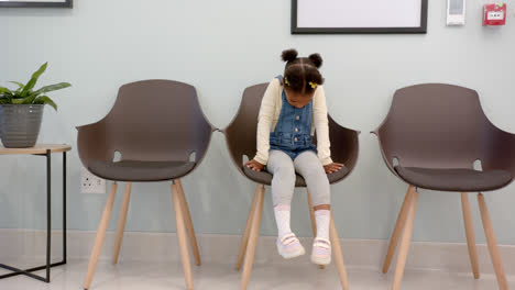 Afroamerikanisches-Mädchen-Sitzt-Im-Wartezimmer-Des-Krankenhauses-Mit-Kopierraum,-Zeitlupe
