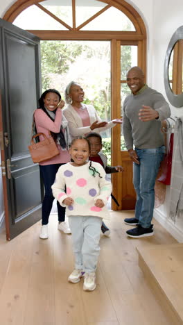 Glücklicher-Afroamerikanischer-Vater-Begrüßt-Kinder,-Frau-Und-Mutter-An-Der-Haustür,-Zeitlupe