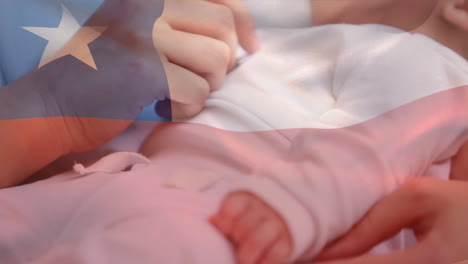 Composite-Video-Einer-Wehenden-Chilenischen-Flagge-Vor-Dem-Mittelteil-Einer-Mutter,-Die-Ihr-Baby-Zu-Hause-Hält