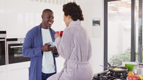 Video-Eines-Glücklichen-Afroamerikanischen-Paares,-Das-Zusammen-In-Der-Küche-Kaffee-Trinkt