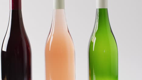 Drei-Bunte-Flaschen-Stehen-Nebeneinander-Vor-Einem-Weißen-Hintergrund