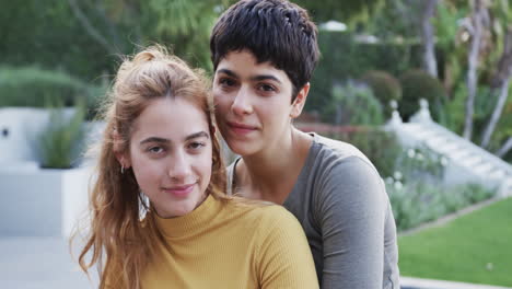 Glückliches-Kaukasisches-Lesbisches-Paar-Umarmt-Und-Lächelt-Vor-Dem-Haus