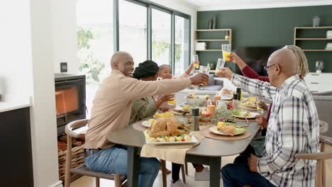 Feliz-Familia-Afroamericana-Multigeneracional-Haciendo-Un-Brindis-En-La-Cena-De-Acción-De-Gracias,-Cámara-Lenta