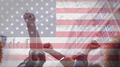 Animation-Der-Amerikanischen-Flagge-Und-Verfassung-über-Verschiedenen-Freunden,-Die-Die-Fäuste-Erheben