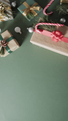 Vertikales-Video-Von-Weihnachtsgeschenken-Und-Kopierraum-Auf-Grünem-Hintergrund
