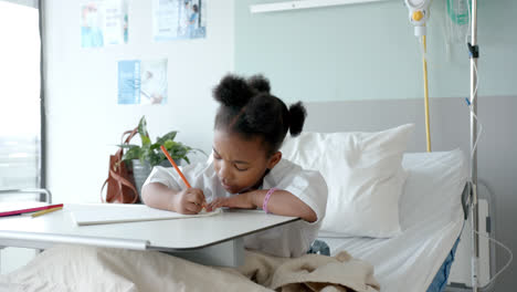 Afroamerikanisches-Mädchen-Zeichnet-In-Notizbuch-Im-Krankenhausbett,-Zeitlupe