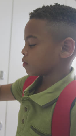 Video-De-Un-Niño-Afroamericano-Cerrando-Un-Casillero-Y-Sonriendo-En-La-Escuela