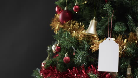 Video-Eines-Weihnachtsbaums-Mit-Dekorationen-Und-Etikett-Mit-Kopierplatz-Auf-Schwarzem-Hintergrund