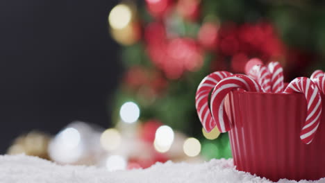 Video-Von-Einem-Roten-Becher-Mit-Weihnachtsstöcken-Und-Weihnachtsbaumbeleuchtung-Mit-Kopierraum