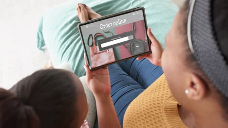 Afroamerikanische-Mutter-Und-Tochter-Mit-Tablet,-Online-Shopping-Für-Handtaschen,-Zeitlupe