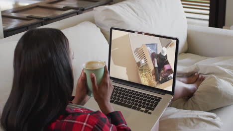 Biracial-Frau-Benutzt-Laptop-Auf-Der-Couch-Zu-Hause,-Online-Shopping-Für-Schönheitsprodukte,-Zeitlupe