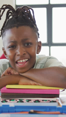 Video-Eines-Glücklichen-Afroamerikanischen-Jungen,-Der-An-Der-Schulbank-Sitzt