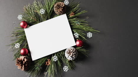 Video-Von-Weihnachtsdekorationen-Und-Weißer-Karte-Mit-Kopierplatz-Auf-Schwarzem-Hintergrund