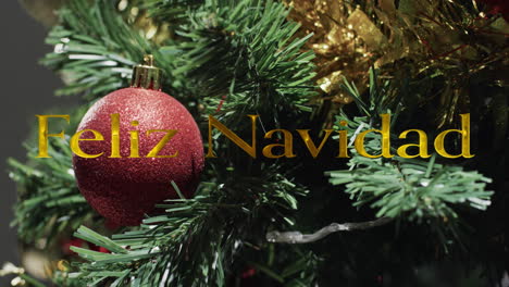 Feliz-Navidad-Text-In-Gold-über-Dekorationen-Am-Weihnachtsbaum