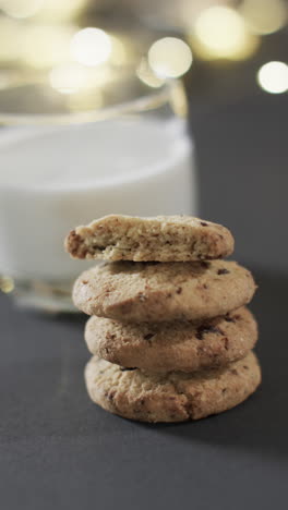 Vídeo-Vertical-De-Taza-De-Leche-Y-Galletas-Navideñas-Y-Espacio-Para-Copiar-Sobre-Fondo-Negro