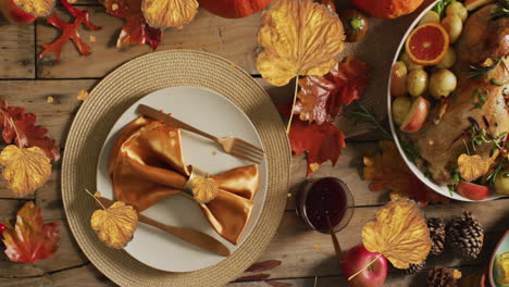 Animation-Von-Herbstblättern,-Die-über-Den-Hintergrund-Des-Thanksgiving-Dinners-Fallen
