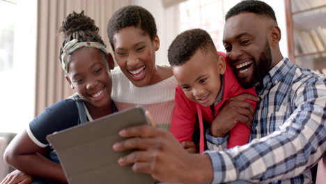 Felices-Padres-Afroamericanos,-Hijo-E-Hija-Tomándose-Selfie-En-Casa,-Cámara-Lenta