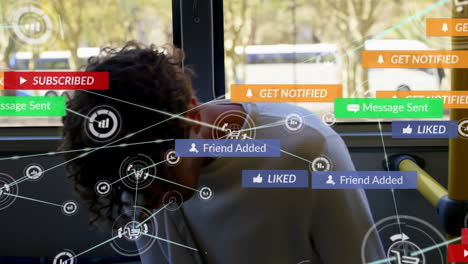 Animation-Eines-Netzwerks-Digitaler-Und-Sozialer-Mediensymbole-über-Einem-Mann-Mit-Gemischter-Abstammung,-Der-Im-Bus-Sein-Smartphone-Benutzt