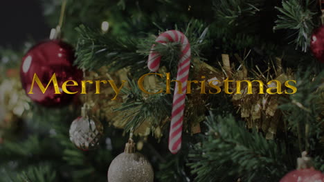 Texto-De-Feliz-Navidad-En-Amarillo-Sobre-Decoraciones-En-El-árbol-De-Navidad