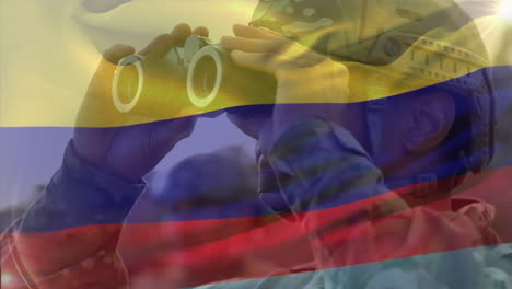 Animation-Der-Flagge-Kolumbiens,-Die-über-Einem-Kaukasischen-Soldaten-Weht,-Der-Durch-Ein-Fernglas-Schaut